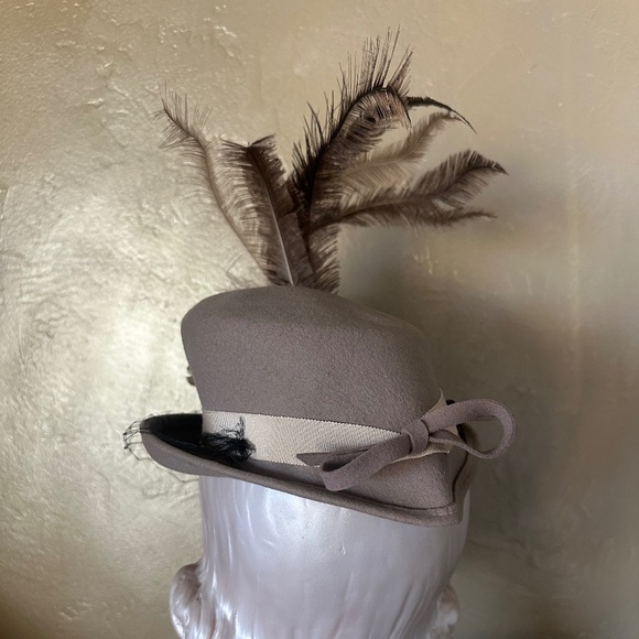 FABULOUS 1940\'s TAUPE TOP HAT STYLE HAT + BROWN/IVORY FEATHERS main image 11